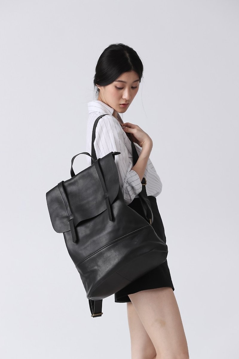 Minimalist cuboid big backpack black - กระเป๋าเป้สะพายหลัง - หนังแท้ สีดำ