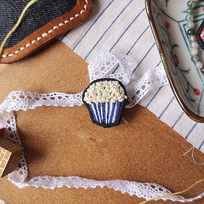 刺繍フードコレクション：ブルーポップコーンピン - ブローチ - 刺しゅう糸 