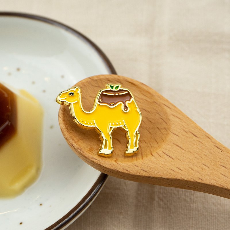 Dessert Camel Enamel Pin - 胸針 - 其他金屬 橘色