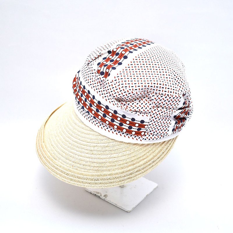 A unique hat with a brim made of natural material and a crown with a POP print. - หมวก - ผ้าฝ้าย/ผ้าลินิน สีแดง