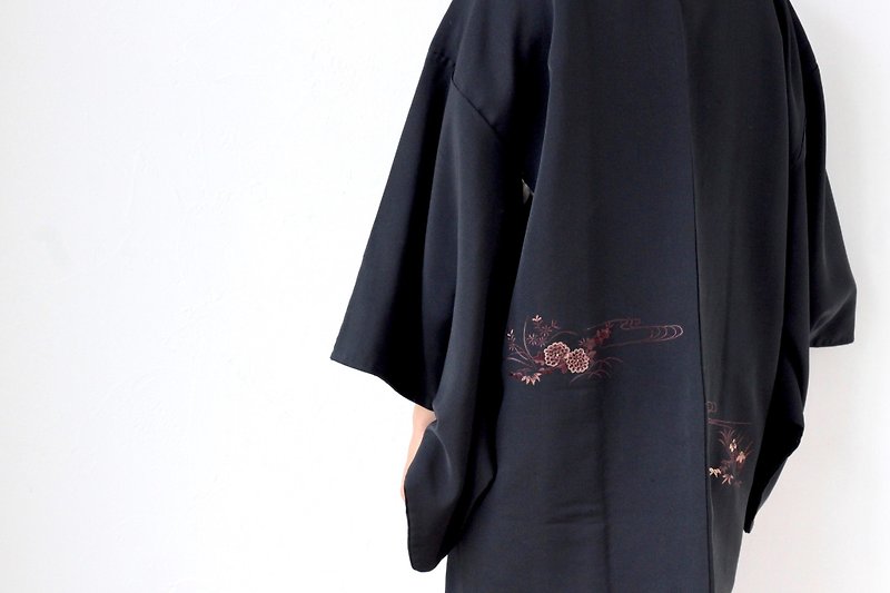 embroidered kimono, chrysanthemum haori, Japanese silk haori /3620 - 女大衣/外套 - 絲．絹 黑色