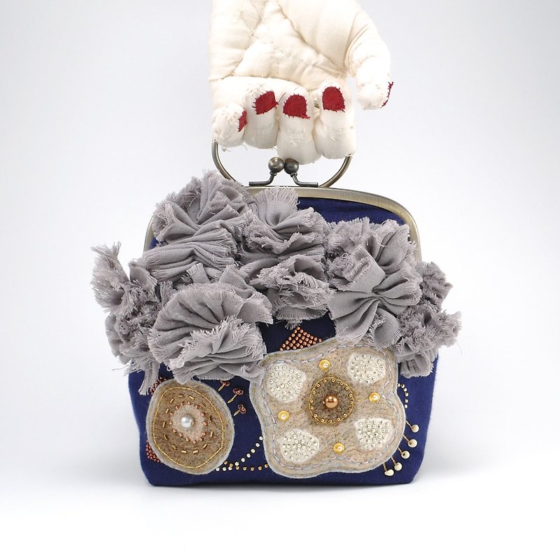 Bag of gauze embroidered with wool and beads, party bag, fluffy navy bag - กระเป๋าถือ - ขนแกะ สีน้ำเงิน