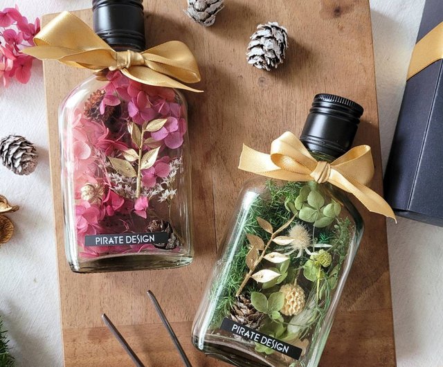 Exclusive Christmas DIY Gift Box】Handmade Material Package / Immortal  Whiskey Bottle with Flowers in a Gift Box - Shop piratedesign Dried Flowers  & Bouquets - Pinkoi