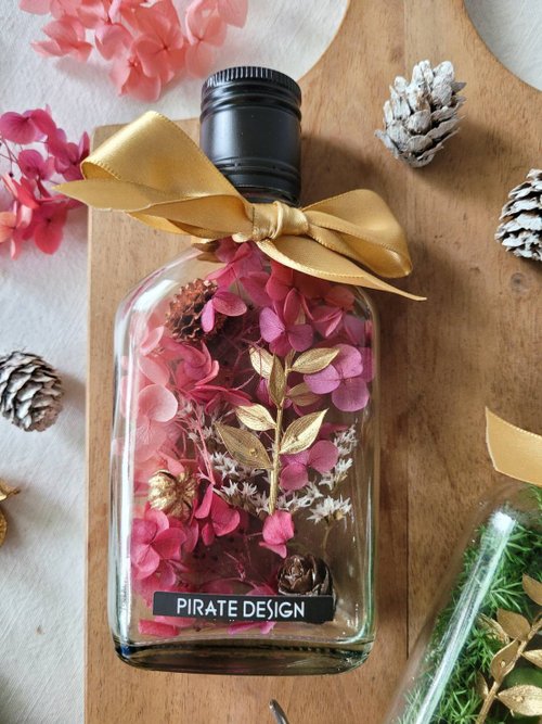 Exclusive Christmas DIY Gift Box】Handmade Material Package / Immortal  Whiskey Bottle with Flowers in a Gift Box - Shop piratedesign Dried Flowers  & Bouquets - Pinkoi