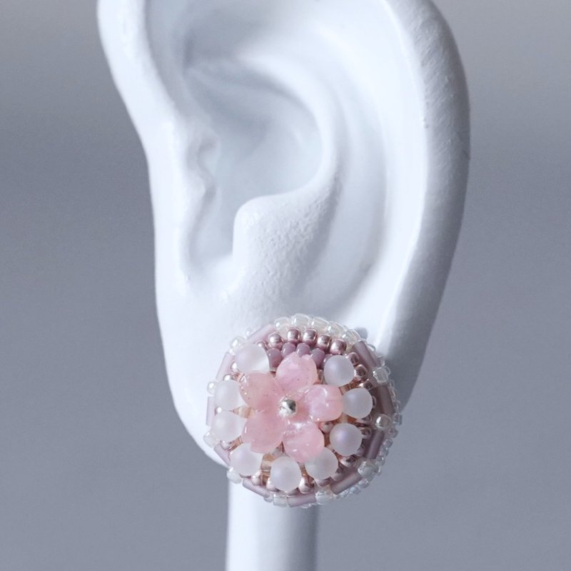 おしゃべりなイヤリング ピアス No.49 桜モチーフの丸型ビーズ刺繍 大ぶり 一点物 サージカルステンレス 金具選択可 - ピアス・イヤリング - プラスチック ピンク