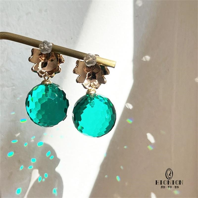 Hi Onion original design niche emerald Silver earrings exaggerated personality light luxury earrings retro - ต่างหู - คริสตัล 