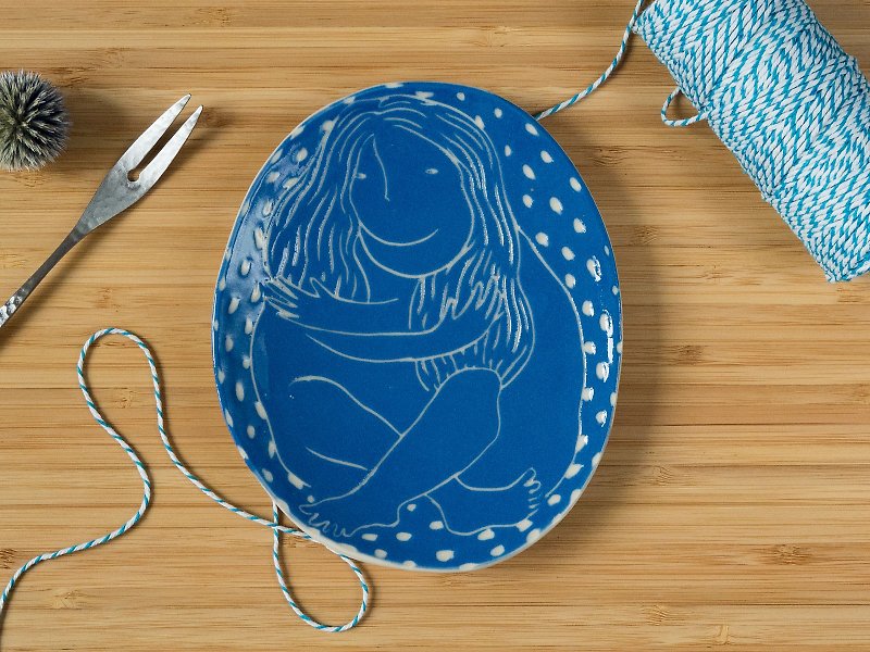 Hugz - OOAK Hand Carved Ceramic Plate／Blue & White - Pottery & Ceramics - Pottery Blue
