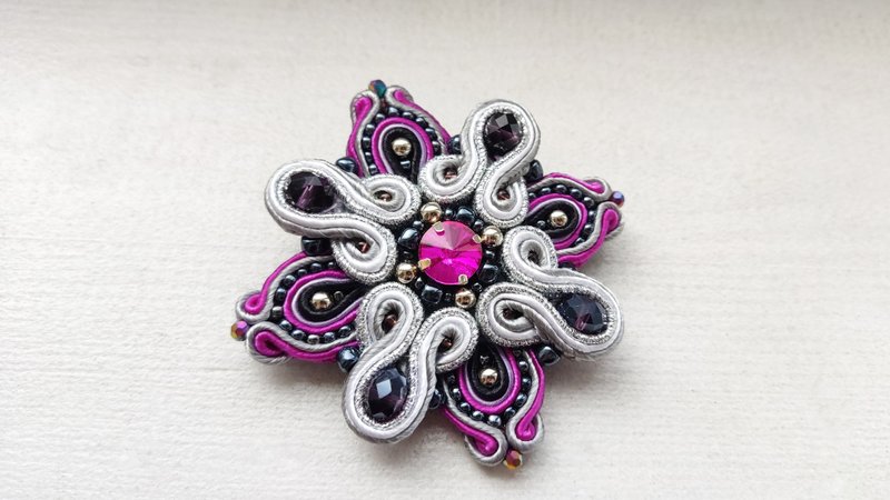 串珠胸針 紫紅色胸針 Purple brooch Pink flower Soutache Embroidered Pin star cross - 胸針 - 其他材質 粉紅色
