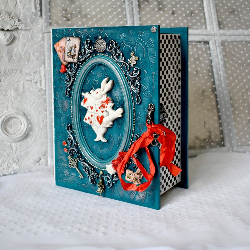 A turquoise box with rabbit-herald Alice in Wonderland - กล่องเก็บของ - ไม้ สีเขียว