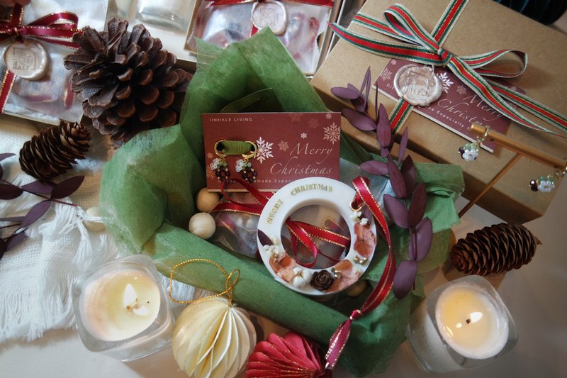 \ CHRISTMAS Special / Gift Box Of Garnet Flower Earrings & Scented Wax Sachet - เทียน/เชิงเทียน - ขี้ผึ้ง ขาว