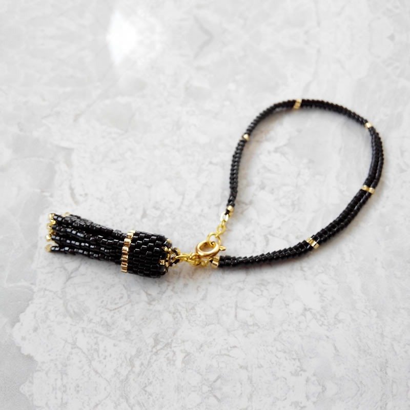 Hera Tassel Bracelet in black and gold glass beads and gold filled hardware - 手鍊/手鐲 - 其他材質 黑色