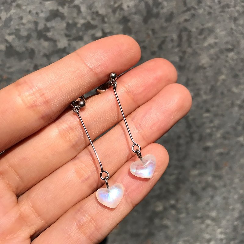 【Lost And Find】Natural  moonstone heart shaped earring - ต่างหู - เครื่องเพชรพลอย สีน้ำเงิน