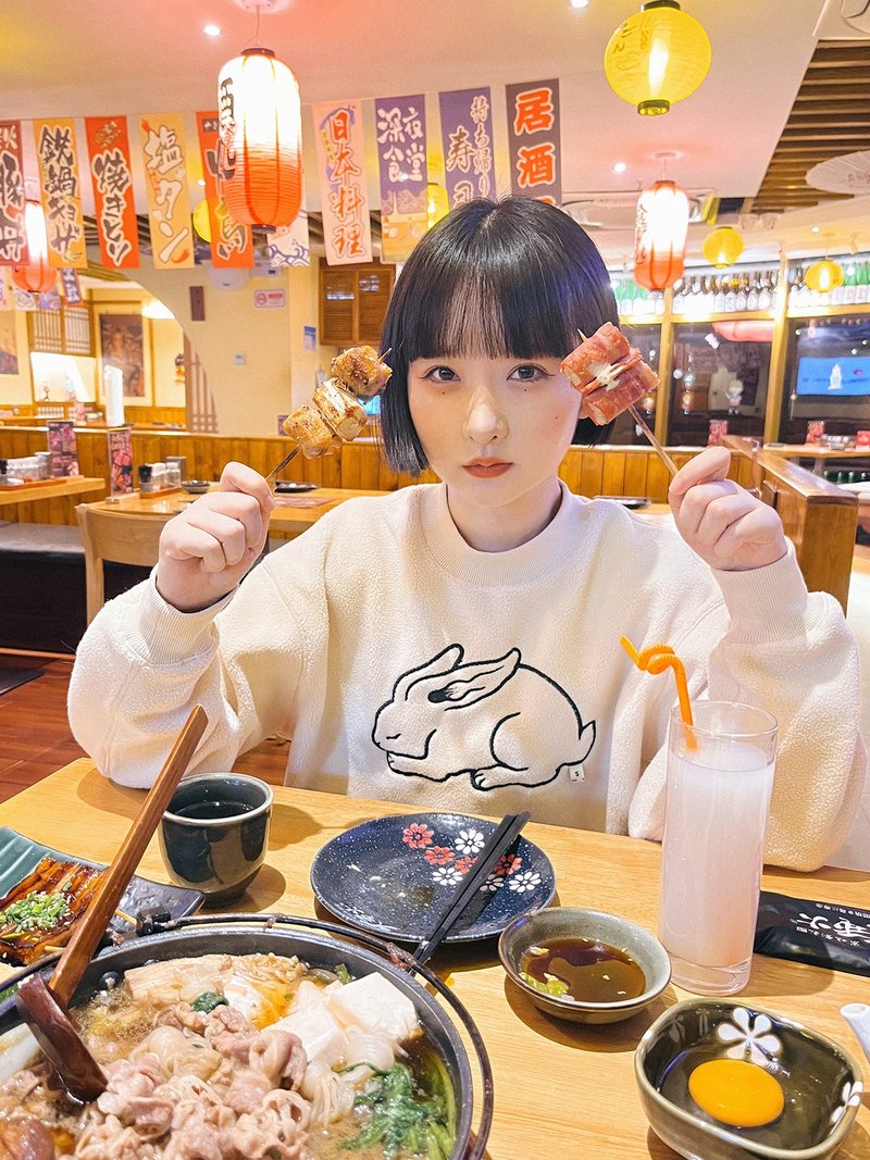 毛絨絨兔子圖案秋冬圓領質感長袖衛衣奶茶色米色 - 女毛衣/針織衫 - 聚酯纖維 
