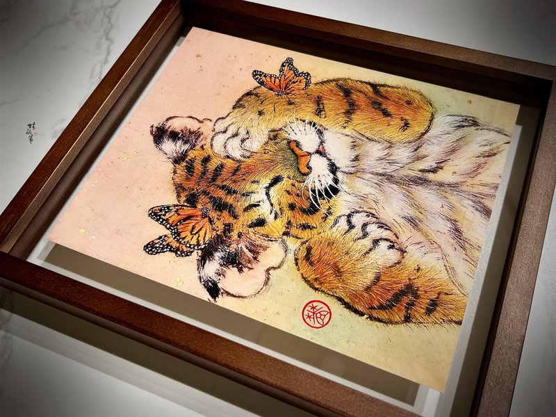 林函葦 耄耋圖-小虎與虎斑蝶 限量藝術微噴與手染畫框 - 海報/掛畫/掛布 - 紙 咖啡色