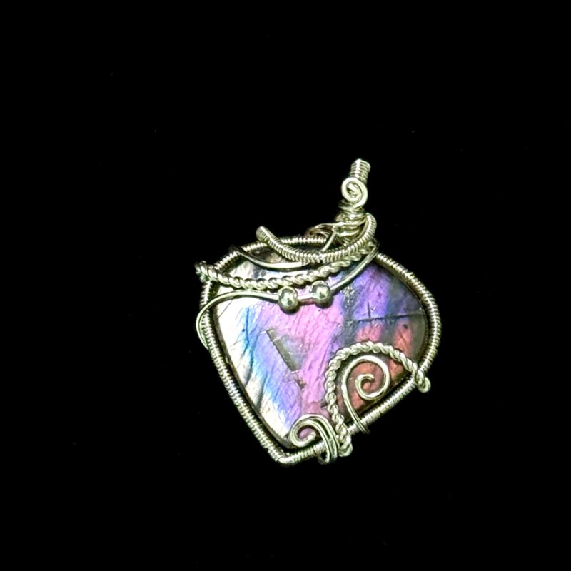 【Veins of the Iridescent Heart】 金屬編織 拉長石項鍊 - 項鍊 - 水晶 紫色