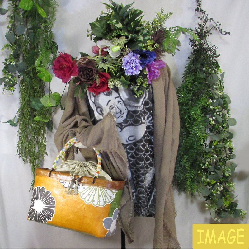 籠バッグ/一閑張/オレンジとグリーンの両面使い/レトロモダンな花柄/内側と底面は2種のグリーンで/2種の布巾着袋FREE/横長のシェイプ - 其他 - 紙 綠色