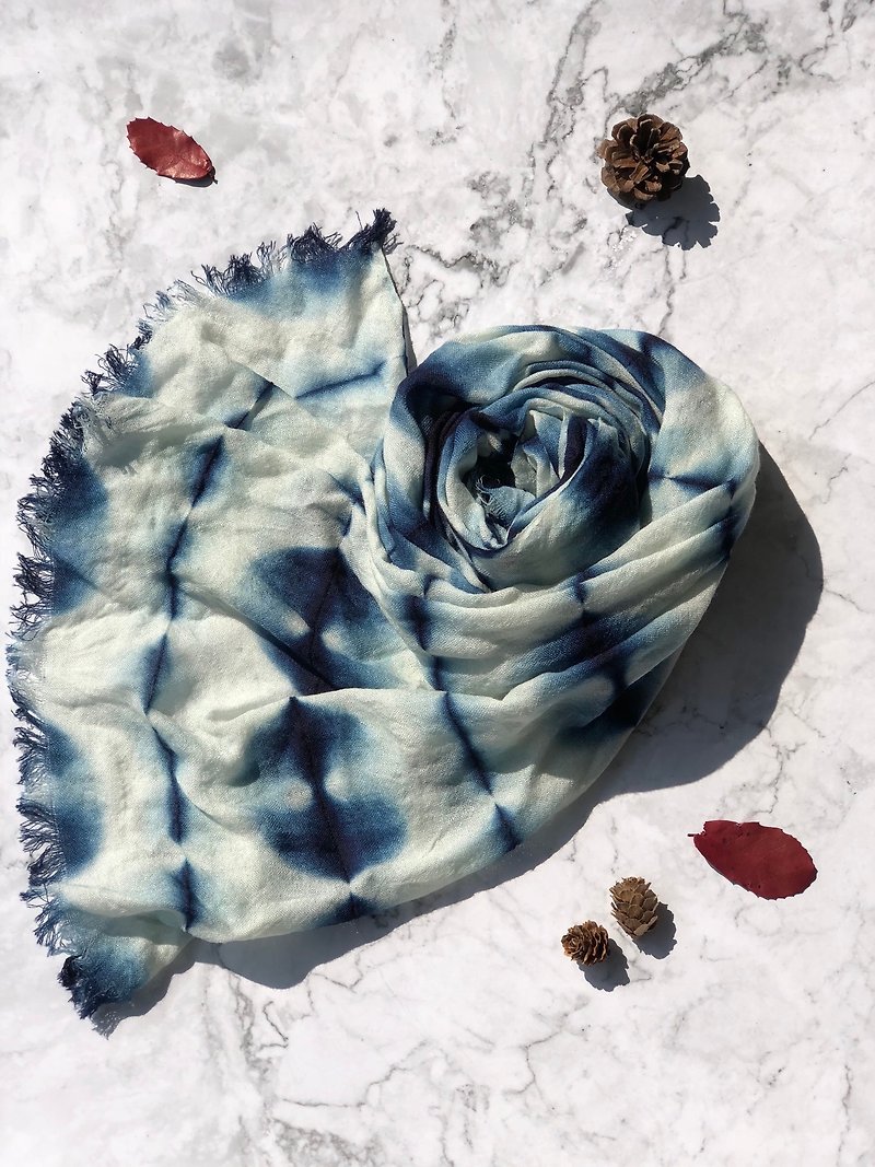 Folded tie blue dyed wool scarf - ผ้าพันคอถัก - ขนแกะ สีน้ำเงิน