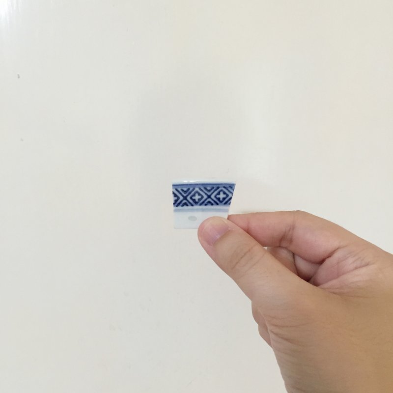 o underline碎片塊-手工製作胸針／別針／陶瓷／青花瓷／飯碗 - 胸針 - 瓷 藍色