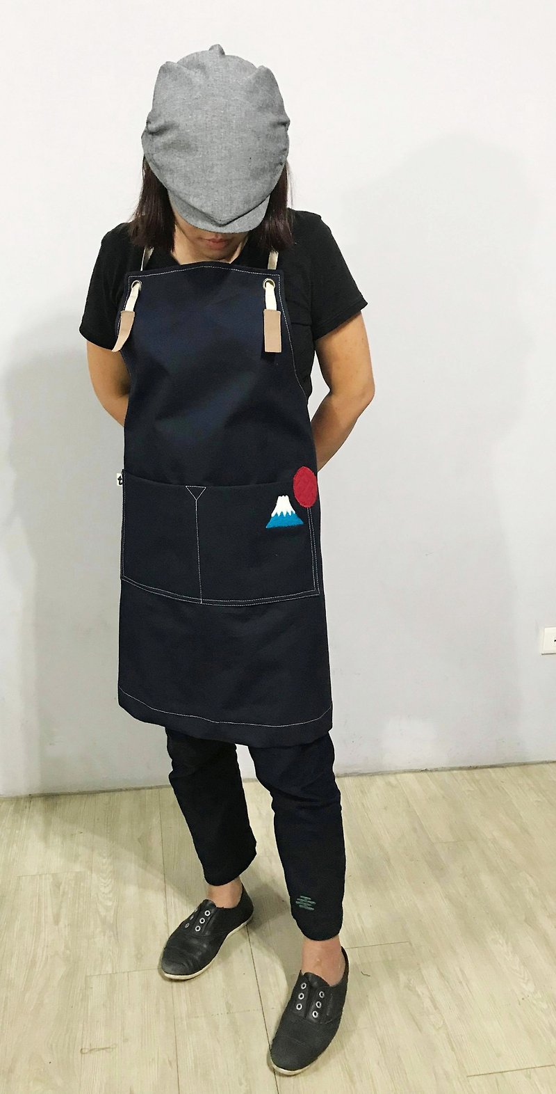 Wool felt appliqué apron (dark blue thick canvas) made by zuo zuo hand-made apron Fuji - ผ้ากันเปื้อน - ผ้าฝ้าย/ผ้าลินิน 