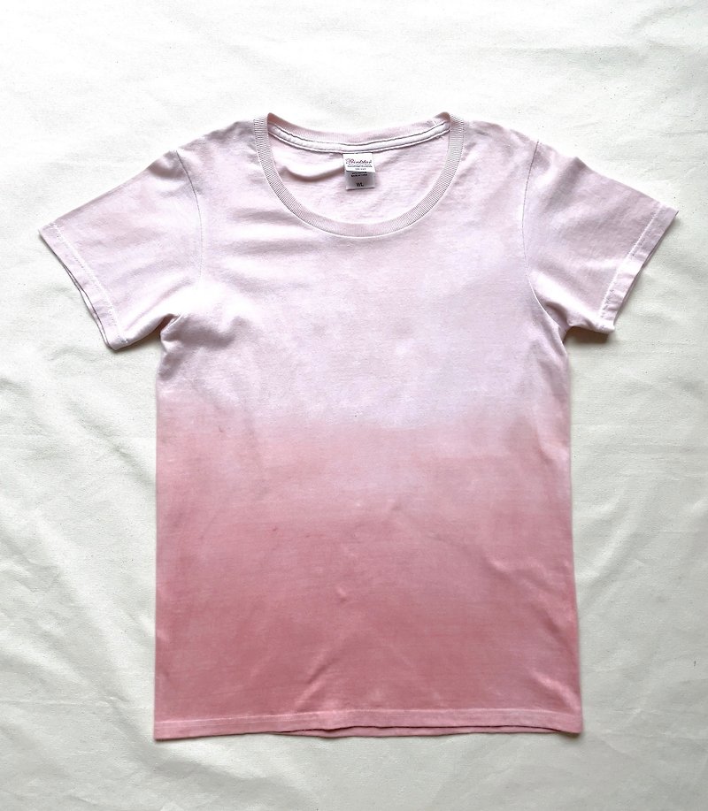 日本製 手染め Tropical Time 優しいピンクのグラデーション泥染したコットンTシャツ Mud dyed cotton - 女 T 恤 - 棉．麻 粉紅色
