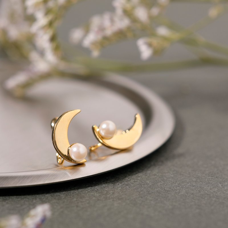 [Pinkoi exclusive] luna loop-fit ​​earring GD Loop fit Clip-On moon crescent moon pearl gold - ต่างหู - โลหะ สีทอง