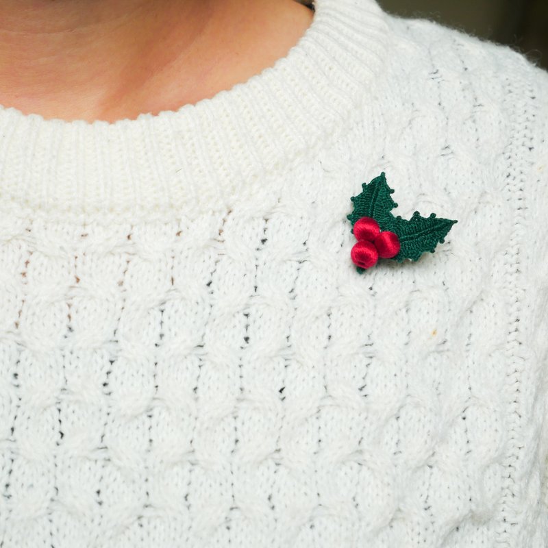 [Early Bird Price] Holly Brooch (Holly / Christmas / Christmas Present / Gift / Lace Knitting / Handmade / Embroidery Thread) - เข็มกลัด - งานปัก สีแดง