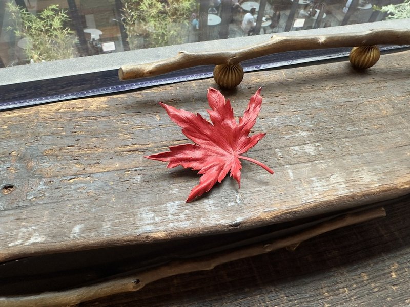皮革楓葉襟針│胸針│別針【紅葉】 - 胸針 - 真皮 紅色