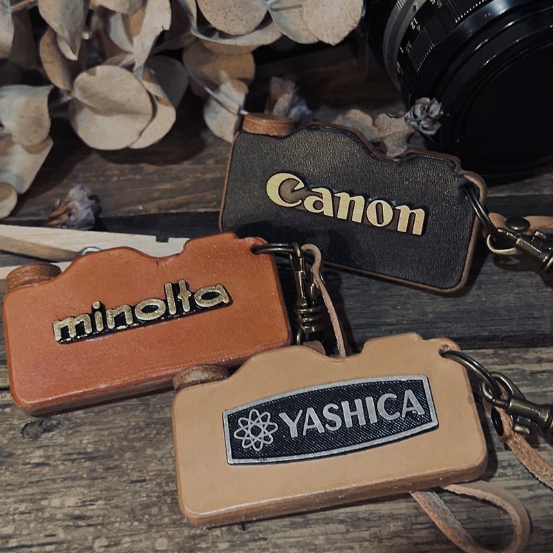 [Vegetable tanned leather] Logo leather key ring from a major film camera manufacturer/exclusive sale/gift exchange - Charms - Genuine Leather Khaki