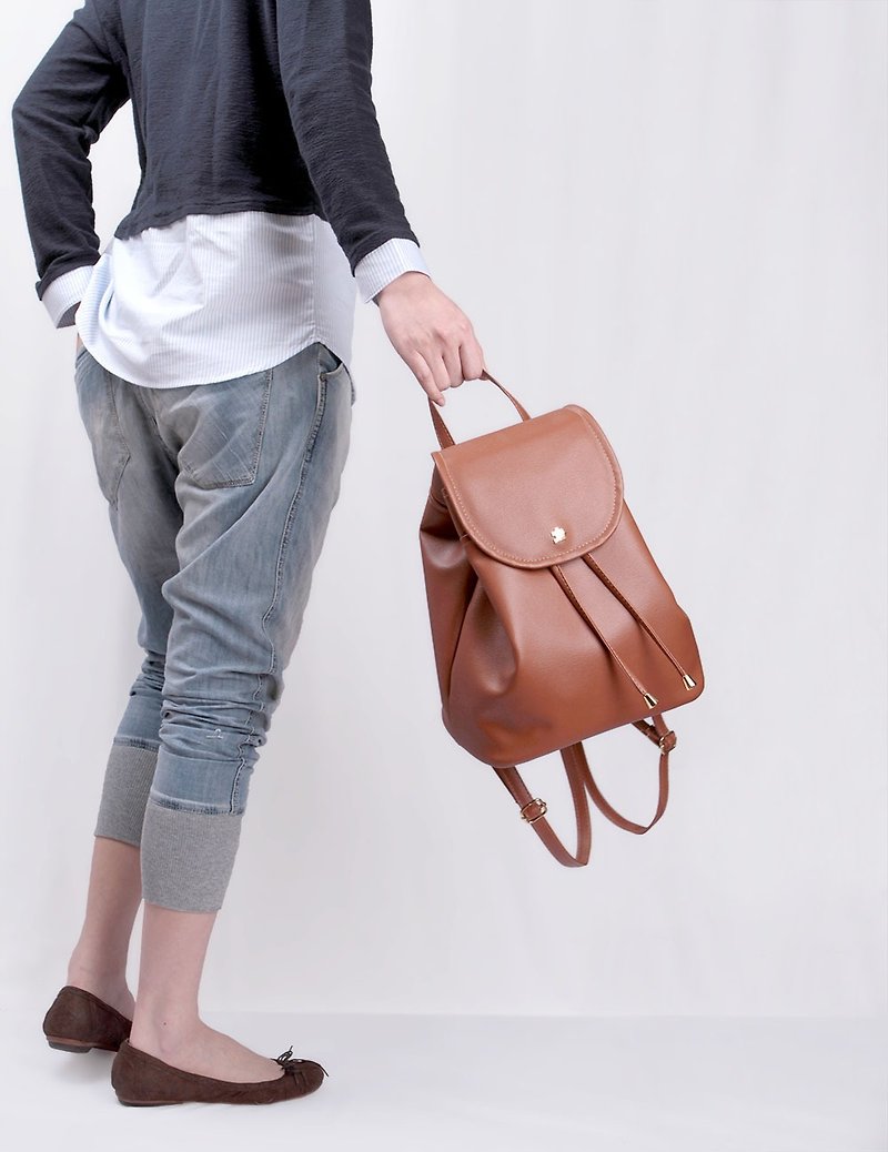 Taiwan Original/CLM Vegan Leather/Classic Backpack_Camel - กระเป๋าแมสเซนเจอร์ - หนังเทียม สีนำ้ตาล