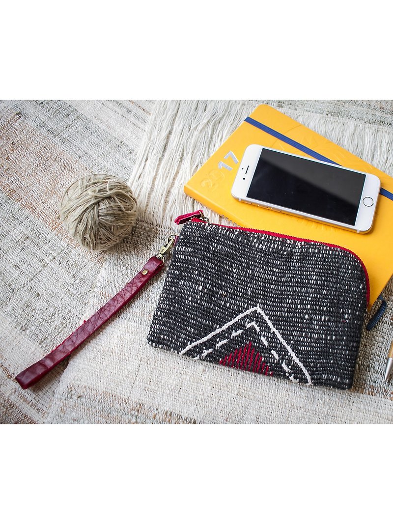 リストバッグ手織りのコットン製カレン族によって作られ、天然染料で刺繍が施されています。 - 財布 - コットン・麻 ブラック