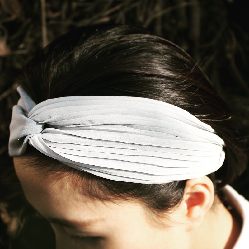 Gray tone temperament pleated stitching cross headband - เครื่องประดับผม - เส้นใยสังเคราะห์ สีเทา