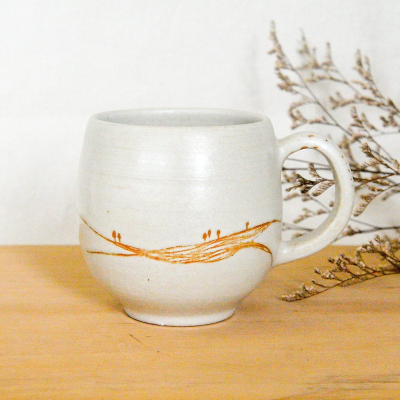 丘の中腹に手作りの陶器は、マリンコーヒーマグカップです - マグカップ - 陶器 ホワイト