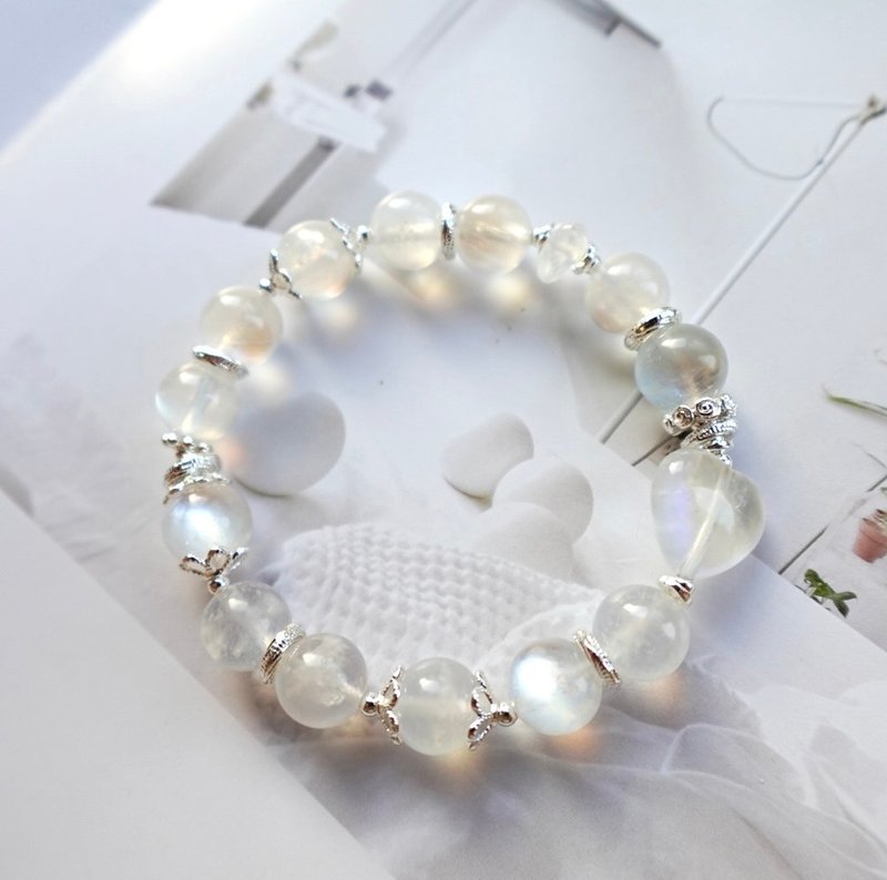 Moonstone love bracelet/popularity with Silver accessories (Bronze Silver accessories) - สร้อยข้อมือ - คริสตัล 