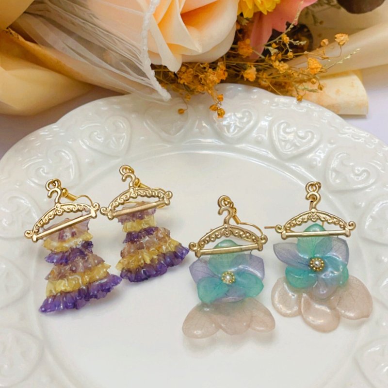Small dress cake skirt earrings handmade dry flower Japanese resin real flower - Earrings & Clip-ons - Plants & Flowers Multicolor
