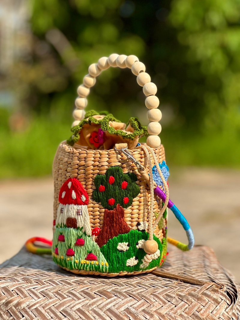 Hand-embroidered water hyacinth bag - Messenger Bags & Sling Bags - Other Materials Multicolor