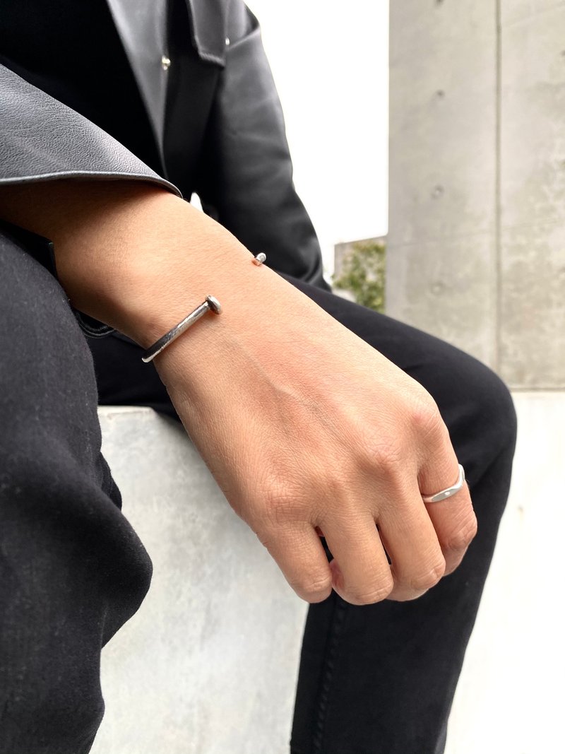 MIH 金工首飾 | 釘子純銀手環 Nail silver bangle - 手鍊/手環 - 純銀 銀色