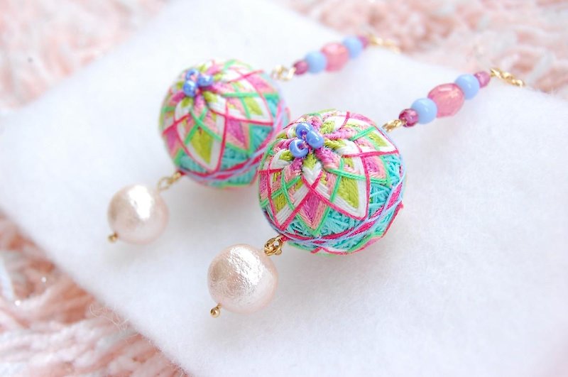 tachibanaya spring 手毬 earrings ノンホール ピアス パール ピンク 緑 - ピアス・イヤリング - 刺しゅう糸 多色