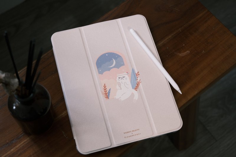 淡奶茶色 美貓女厭世貓 防摔皮革IPAD保護套 三折款 附筆槽位 - 平板/電腦保護殼/保護貼 - 人造皮革 白色