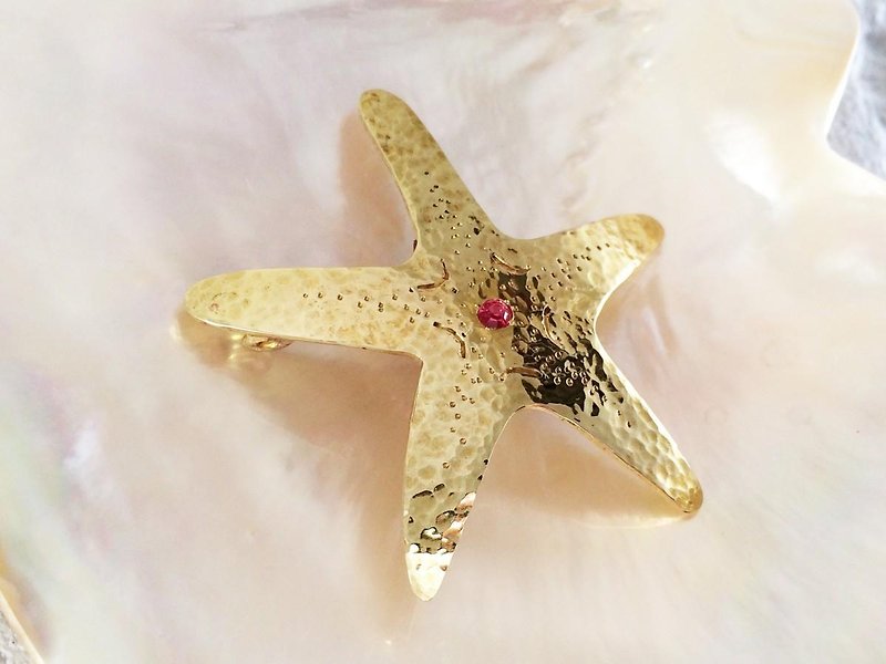 Starfish Pink Spinel Brass Brooch - เข็มกลัด - โลหะ 