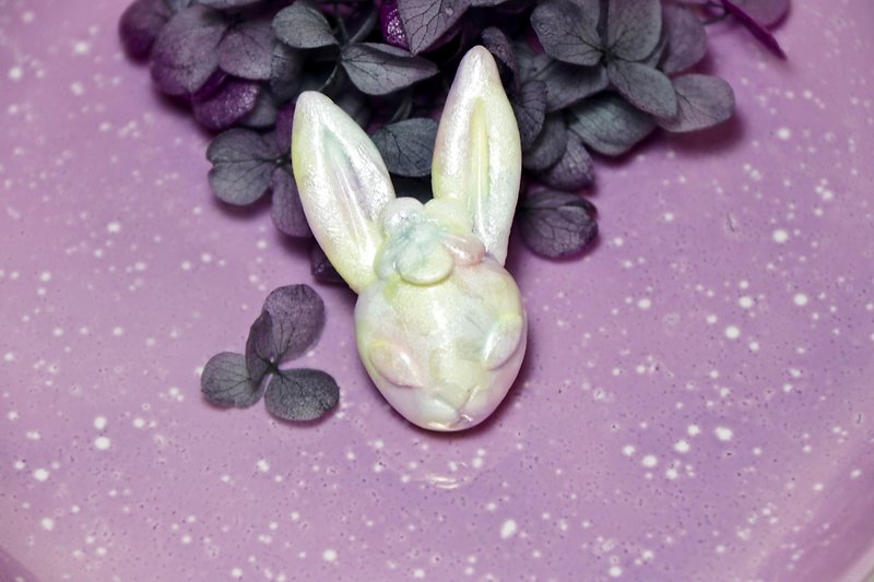 Aurora Wake Up in the Garden | Light Clay Bunny Flower Brooch - เข็มกลัด - ดินเหนียว หลากหลายสี