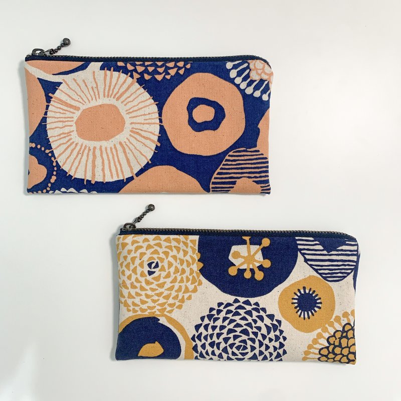 Nordic big flower blue bottom mobile phone storage bag coin purse zipper bag - Coin Purses - Cotton & Hemp Multicolor