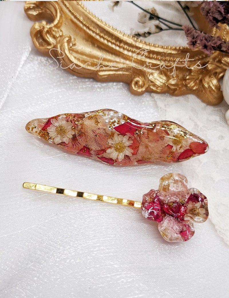 Handmade Irregular Shape Paired Hairclips with Real Dried Flowers - 髮夾/髮飾 - 樹脂 