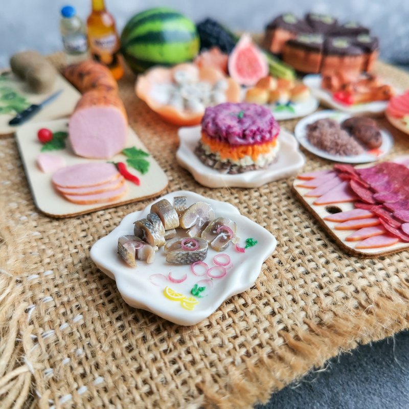 Realistic barbie food 1/6 Herring with onions fish dish / Dollhouse fish - Other - Clay Multicolor