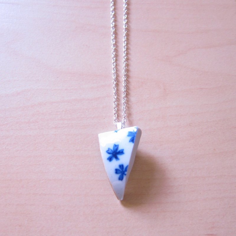 Cup Fragment Necklace-Arrow // 2nd use Ornaments/ Ceramic Ornaments/ Fracture Traces/ Blue and White Ceramic Necklace - Chokers - Porcelain 