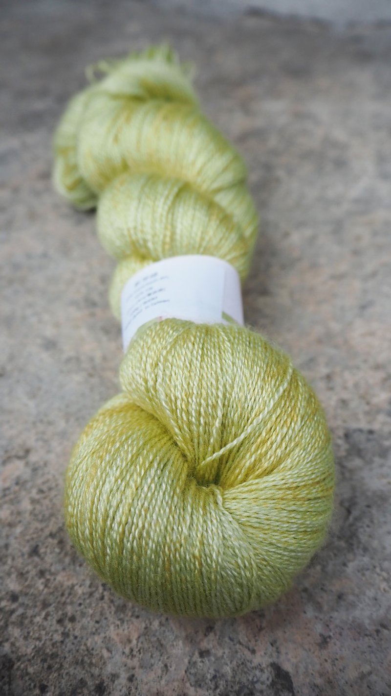 手染蕾絲線。秋香 (55 BFL/45 Silk) - 編織/刺繡/羊毛氈/縫紉 - 絲．絹 黃色