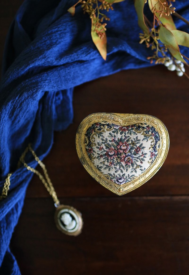 // 刺繡織花 心型 珠寶盒 // No.3 復古 飾品盒 - 其他 - 其他材質 金色