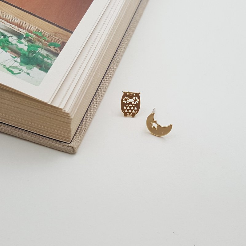 Owl and Moon post earring in gold l minimalist animal jewelry - 耳環/耳夾/耳骨夾 - 其他金屬 金色