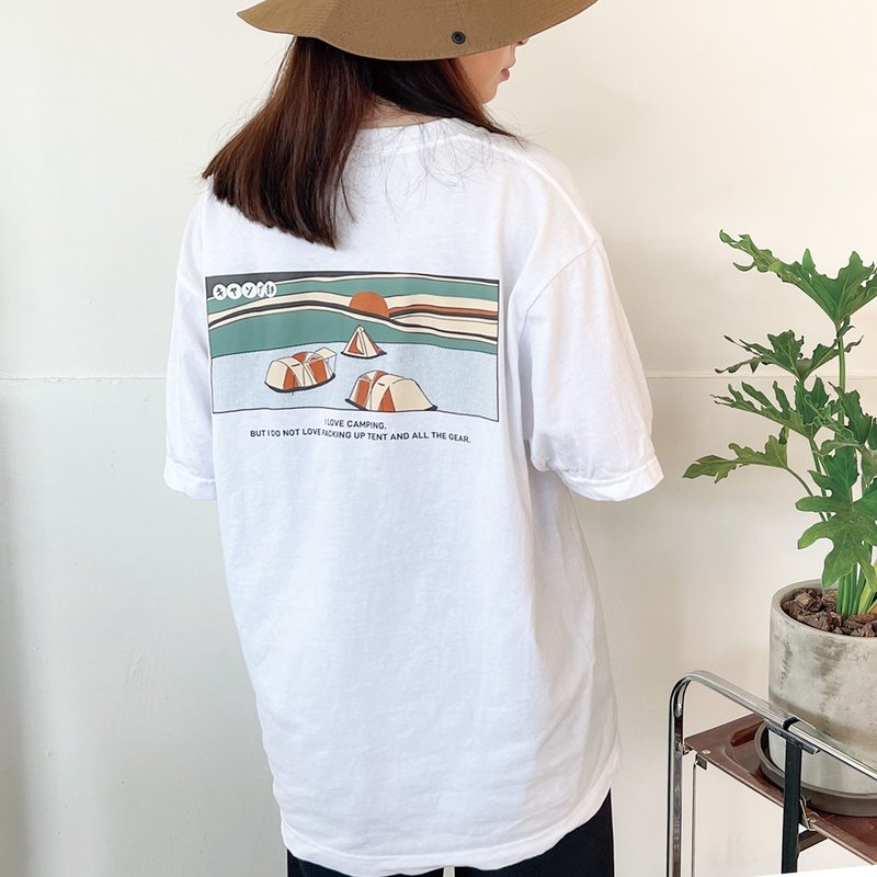 Camping Club Kyanpu-Bu キャンプ Illustration Short Sleeve T-Shirt - เสื้อฮู้ด - ผ้าฝ้าย/ผ้าลินิน ขาว