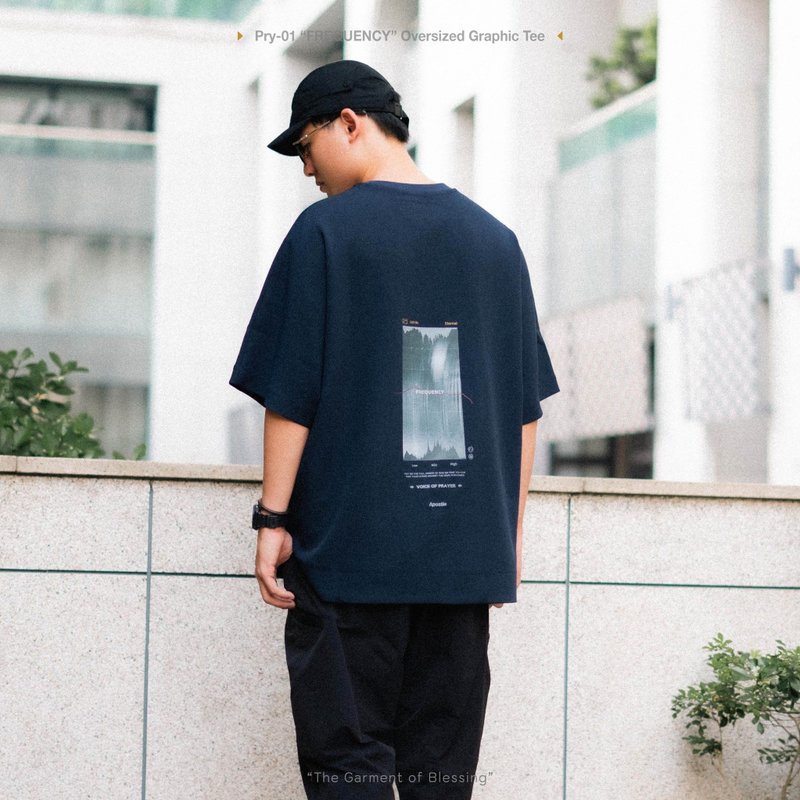 Apostle FREQUENCY Raglan Sleeve Graphic Shirt -Midnight Navy - 中性衛衣/T 恤 - 其他人造纖維 黑色