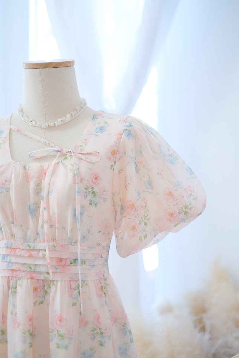 ชุดเดรสผ้าชีฟอง สีฟ้า ลายดอกไม้สีชมพู แขนตุ๊กตา - ชุดเดรส - เส้นใยสังเคราะห์ สึชมพู